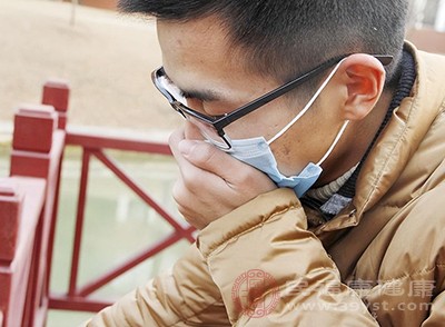 患者往往会出现高热(体温可达39℃甚至更高)、咳大量脓痰、胸痛等明显且严重的症状 患者往往会出现高热(体温可达39℃甚至更高)、咳大量脓痰、胸痛等明显且严重的症状