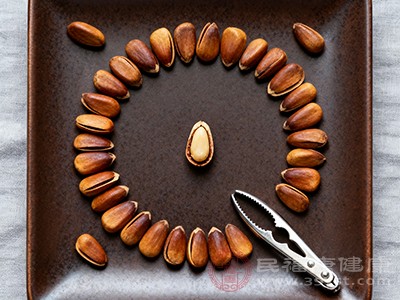 一次性大量食用松子也会带来诸多问题 一次性大量食用松子也会带来诸多问题