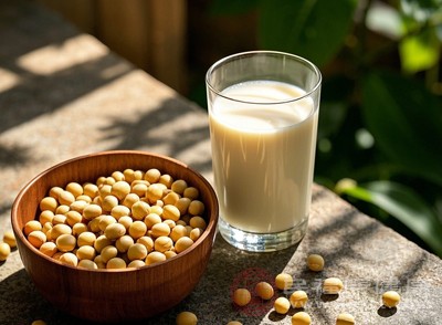 豆浆还含有维生素A、维生素B族、维生素E等多种维生素 豆浆还含有维生素A、维生素B族、维生素E等多种维生素