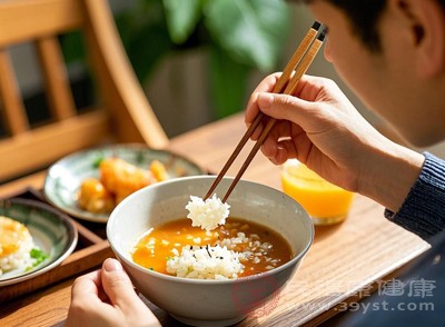 当摄入的食物总量明显低于身体实际需求时，自然会频繁感到饥饿