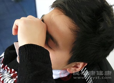 甲亢患者除了容易饿，还可能出现心慌、手抖、多汗、脾气暴躁、突眼等症状