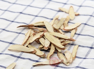 白芷含有一定的毒性成分,过量服用可能会引起中毒反应 白芷含有一定的毒性成分,过量服用可能会引起中毒反应