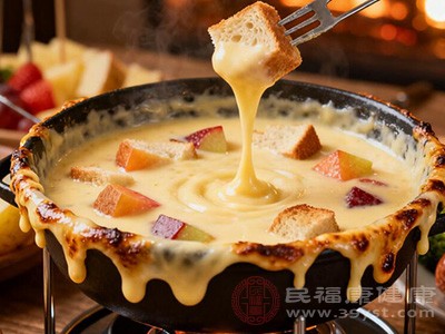 过量食用芝士会导致饱和脂肪酸摄入过多