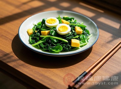 菠菜、黑木耳等植物性食物也含铁