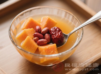 将木瓜与红枣、桂圆等热性食材一起炖煮,制成甜品 将木瓜与红枣、桂圆等热性食材一起炖煮,制成甜品