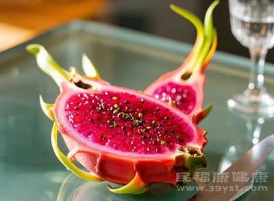 火龙果(红心更佳),每100克含膳食纤维约2.8克,水分充足且含花青素,能快速促进肠道蠕动 火龙果(红心更佳),每100克含膳食纤维约2.8克,水分充足且含花青素,能快速促进肠道蠕动