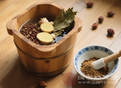 每次泡脚时间控制在15-20分钟 每次泡脚时间控制在15-20分钟