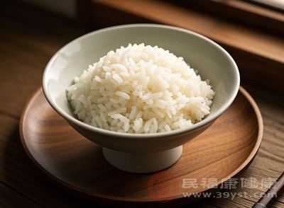 軟米飯相較于普通米飯，水分含量更高，煮得更加軟爛，容易消化吸收