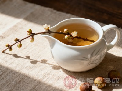 冬季气候干燥，出现口干舌燥、咽喉干痛、皮肤干燥的人群，适量饮用腊梅花水能够生津润燥，缓解干燥症状