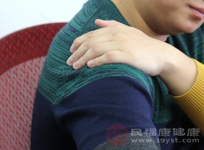 长期含胸驼背、头前倾，会导致肩部肌肉失衡：前锯肌、菱形肌松弛无力，而胸大肌、斜方肌上束紧张缩短，使肩膀看起来前倾、厚重