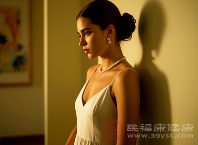 每天进行靠墙站立训练，后脑勺、双肩、臀部、小腿肚贴墙，保持10-15分钟，帮助形成正确姿势记忆