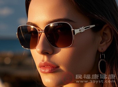 皮膚在受到紫外線照射時(shí)，會(huì)激活黑色素細(xì)胞產(chǎn)生更多黑色素，以保護(hù)皮膚免受傷害