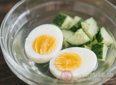 很多凉拌菜在制作过程中会加入大量的生蔬菜