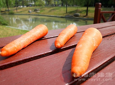 胡蘿卜富含β-胡蘿卜素,進(jìn)入人體后可轉(zhuǎn)化為維生素A 胡蘿卜富含β-胡蘿卜素,進(jìn)入人體后可轉(zhuǎn)化為維生素A