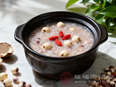 取芡实、莲子各20克,糯米100克,冰糖适量 取芡实、莲子各20克,糯米100克,冰糖适量