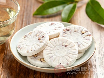 茯苓利水渗湿、健脾宁心,与芡实搭配制成的茯苓饼,口感酥脆 茯苓利水渗湿、健脾宁心,与芡实搭配制成的茯苓饼,口感酥脆