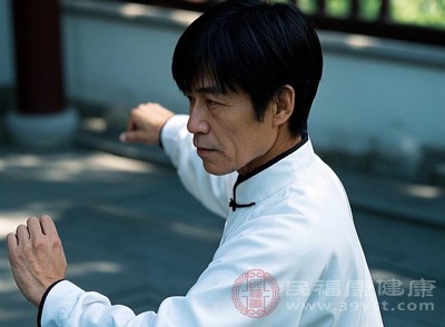 推薦太極拳、八段錦、散步、室內(nèi)瑜伽等節(jié)奏舒緩的運(yùn)動(dòng)，這些運(yùn)動(dòng)能活動(dòng)全身關(guān)節(jié)，促進(jìn)氣血循環(huán)，又不會(huì)讓身體過(guò)度出汗