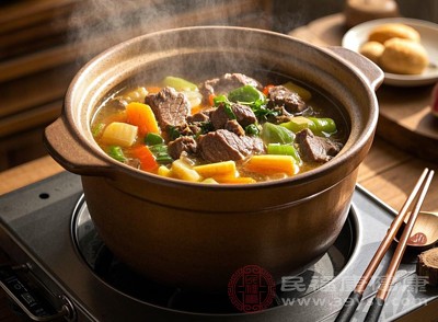 霜降进补宜选择蒸、煮、炖、焖等温和的烹饪方式，这些方式能更好地保留食材营养，且易于消化吸收，减少对肠胃的刺激