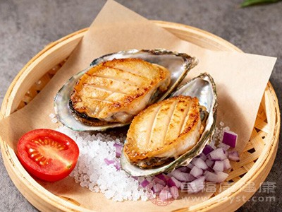 煎至两面金黄,出锅前挤上几滴柠檬汁 煎至两面金黄,出锅前挤上几滴柠檬汁