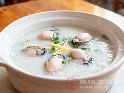 加入洗净的牡蛎肉、姜丝,继续煮5-8分钟,至牡蛎熟透 加入洗净的牡蛎肉、姜丝,继续煮5-8分钟,至牡蛎熟透