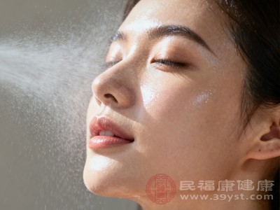 喷雾能暂时为皮肤降温补水,但如果使用后不及时涂抹锁水产品,喷雾中的水分在蒸发时会带走皮肤自身的水分,反而让皮肤更干 喷雾能暂时为皮肤降温补水,但如果使用后不及时涂抹锁水产品,喷雾中的水分在蒸发时会带走皮肤自身的水分,反而让皮肤更干