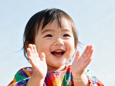 要求孩子听到特定词语（如“的”）就拍手