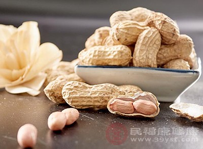 避免在睡前吃花生米,因为夜间身体代谢减缓,多余热量更容易堆积 避免在睡前吃花生米,因为夜间身体代谢减缓,多余热量更容易堆积