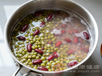 绿豆和红豆的种皮较厚,质地坚硬,如果直接煮,需要花费较长时间才能煮烂 绿豆和红豆的种皮较厚,质地坚硬,如果直接煮,需要花费较长时间才能煮烂