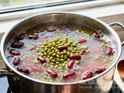 绿豆红豆一起煮的甜品或汤羹,能够帮助清热利湿 绿豆红豆一起煮的甜品或汤羹,能够帮助清热利湿
