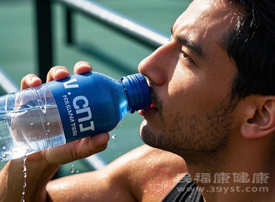 每进行30分钟中等强度运动，如慢跑、游泳，就需要额外补充200-300毫升水