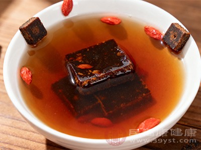 阿胶红糖性温，具有暖宫散寒的功效