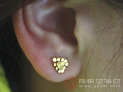 若耳钉尺寸不合适，频繁摩擦耳洞，造成破损发炎，也会伴随异常气味