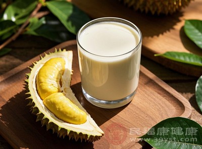 腸胃蠕動(dòng)較慢，消化酶分泌相對(duì)不足，更長(zhǎng)的間隔能給腸胃足夠的時(shí)間分解榴蓮中的成分，再接受牛奶的消化任務(wù)，從而減少腸胃壓力