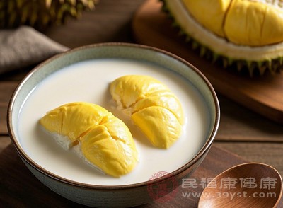 食用榴蓮時(shí)需選擇成熟但未變質(zhì)的果實(shí)，變質(zhì)榴蓮可能滋生細(xì)菌，引發(fā)腸胃感染；牛奶應(yīng)在保質(zhì)期內(nèi)飲用，開(kāi)封后需盡快喝完，避免變質(zhì)