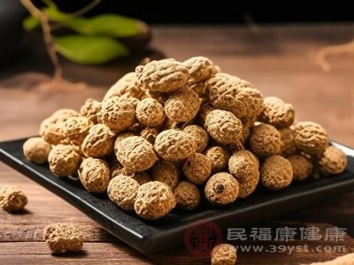 巴戟天性微溫，味甘、辛，入腎、肝經(jīng)