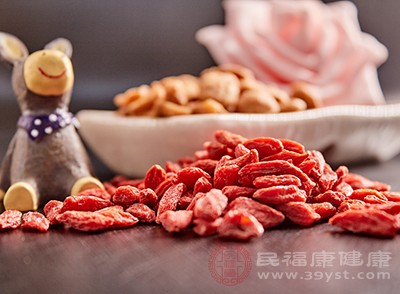 枸杞子味甘，性平，归肝、肾经，是常见的滋补肝肾之品