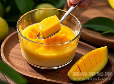 芒果中含有丰富的膳食纤维，膳食纤维能促进肠道蠕动，增加粪便体积，帮助软化粪便，从而改善经期便秘症状，维持肠道健康