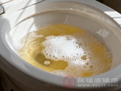 尿液出现泡沫别大意 可能是身体发出的“求救信号” 看完赶紧自查