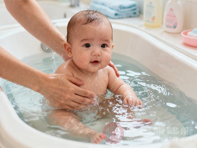 准备37-38℃的温水，水温与宝宝体温相近，避免过冷或过热