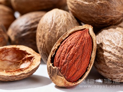 肉豆蔻含有肉豆蔻醚,过量食用可能会产生幻觉、昏迷等不良反应 肉豆蔻含有肉豆蔻醚,过量食用可能会产生幻觉、昏迷等不良反应