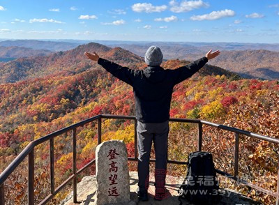 山間空氣濕度相對更高，且富含負氧離子，可溫和滋潤呼吸道黏膜，緩解秋燥帶來的各種不適癥狀，進而增強肺臟的生理機能