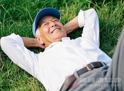 中医认为，阳光能提振阳气，驱散阴寒。因此，每天应适当增加户外活动时间，多晒太阳，尤其是上午9-10点的阳光，有助于促进气血运行，改善低落情绪