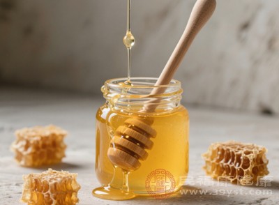 蜂蜜具有润滑肠道、保护胃黏膜的功效 蜂蜜具有润滑肠道、保护胃黏膜的功效