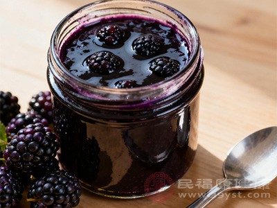 桑葚膏中的营养成分能滋养毛囊，为头发提供充足的养分