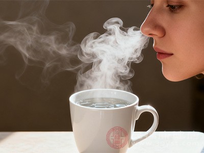 倒一杯热水,将鼻子靠近杯口,让温热的蒸汽缓缓进入鼻腔 倒一杯热水,将鼻子靠近杯口,让温热的蒸汽缓缓进入鼻腔