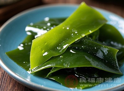 在痛风缓解期，可以少量食用鲜海带，但要严格控制食用量