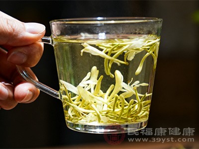 金银花性寒，味甘，具有清热解毒、疏散风热的功效