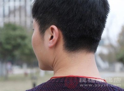 颈椎病、腰椎间盘突出症等脊柱疾病，也会引起背心疼