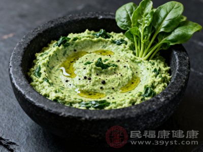 制作过程中全程保持手部和工具清洁，菠菜泥现做现吃，剩余部分需密封冷藏