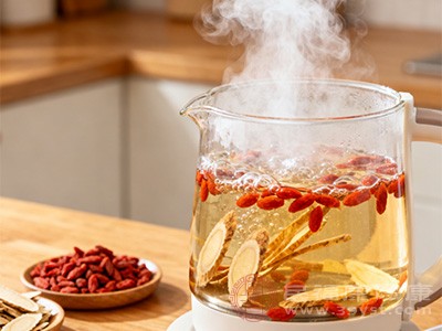 枸杞滋补肝肾，能养血滋阴；黄芪补气升阳，为补气之良药